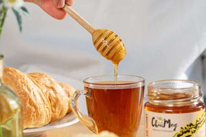 Чи можна додавати мед до чаю? фото