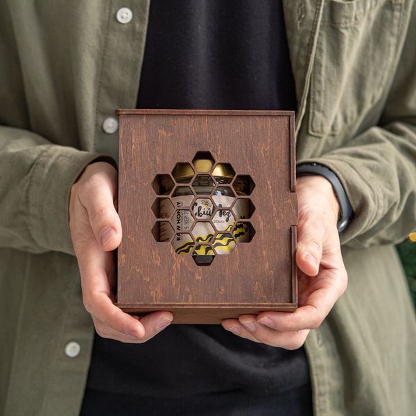 Мед в деревянной коробке с дверцей акациевый 250 г med-podarok-derevo-10 фото