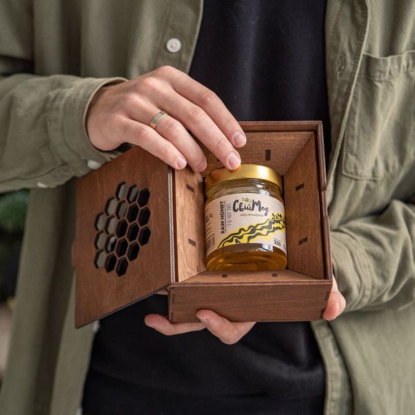 Мед в деревянной коробке с дверцей акациевый 250 г med-podarok-derevo-10 фото